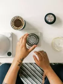 Fellow Kaffeedripper Und Abtropfbecher-Set Stagg, 2-tlg. 7 Fellow Kaffeedripper Und Abtropfbecher-Set Stagg, 2-tlg. – Bild 5